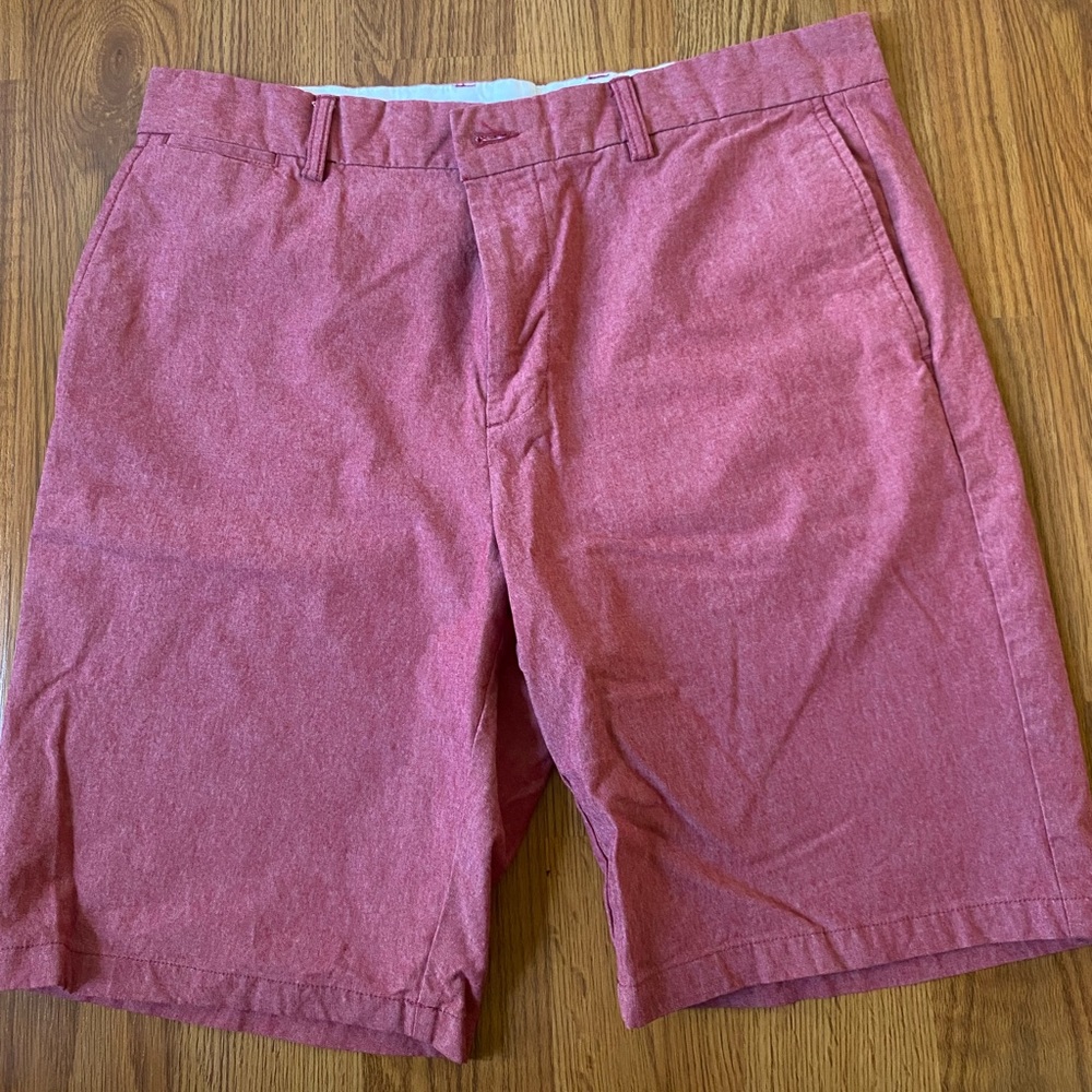 Old navy men’s size 34 Ultimate Slim shorts.
Red. Built in flex